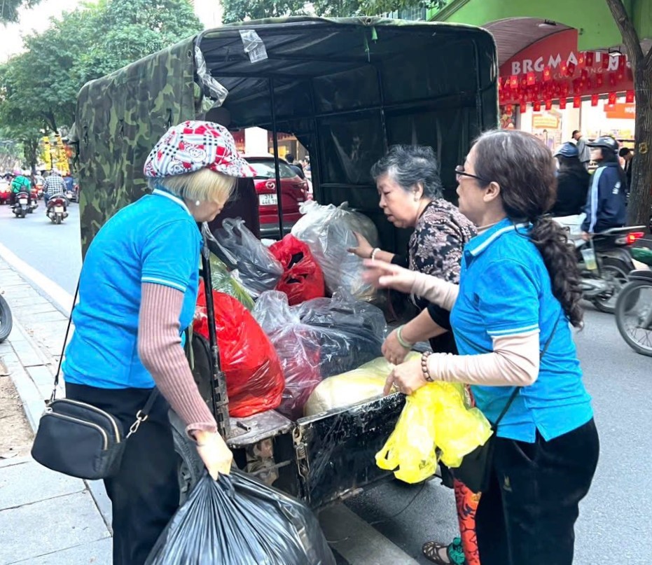 Nghĩa tình người dân Thủ đô hướng về miền Trung ruột thịt Nghĩa tình người dân Thủ đô hướng về miền Trung ruột thịt