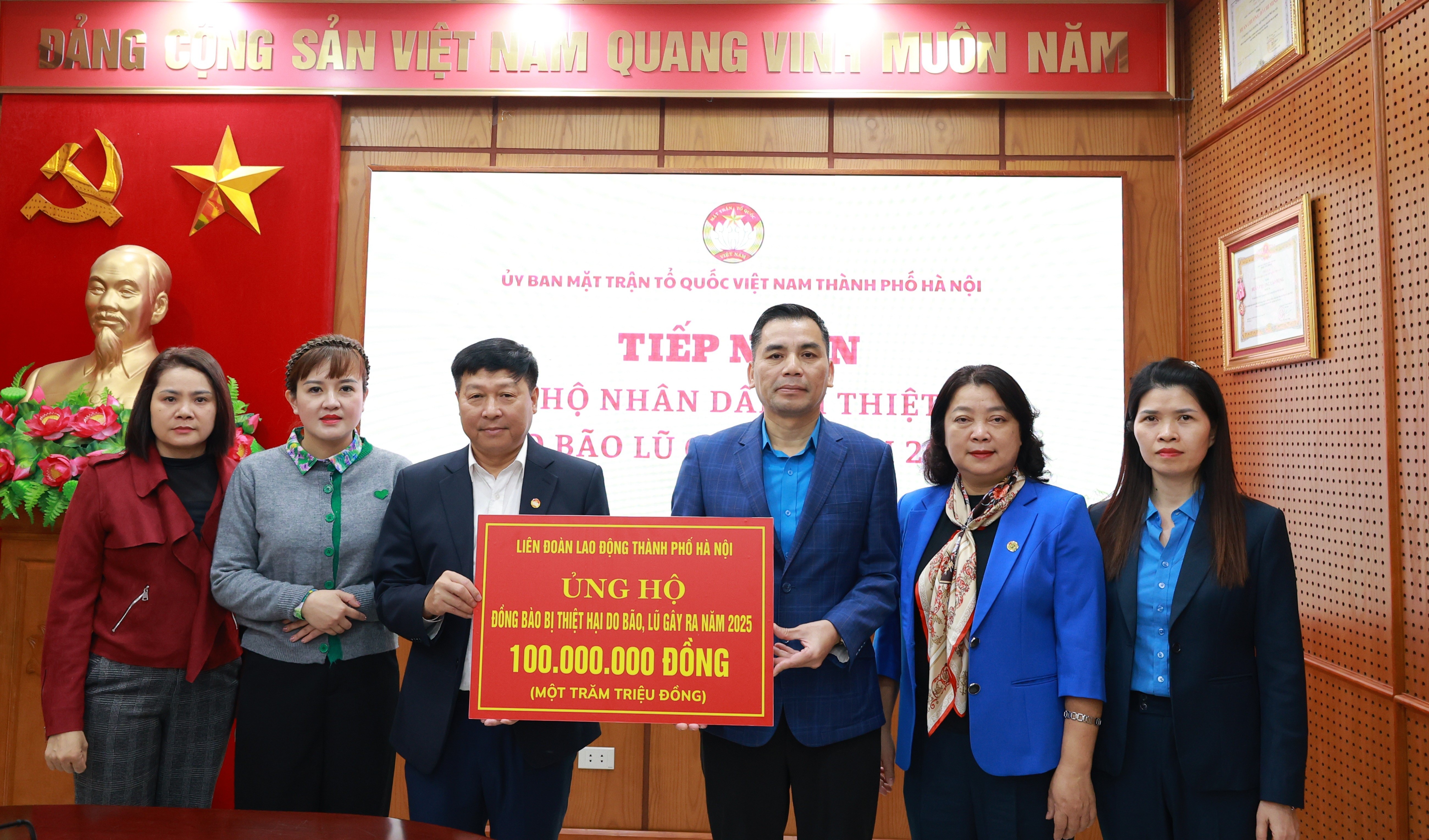 Liên đoàn Lao động thành phố Hà Nội trao 100 triệu đồng tới đồng bào bị thiệt hại bởi bão, lũ