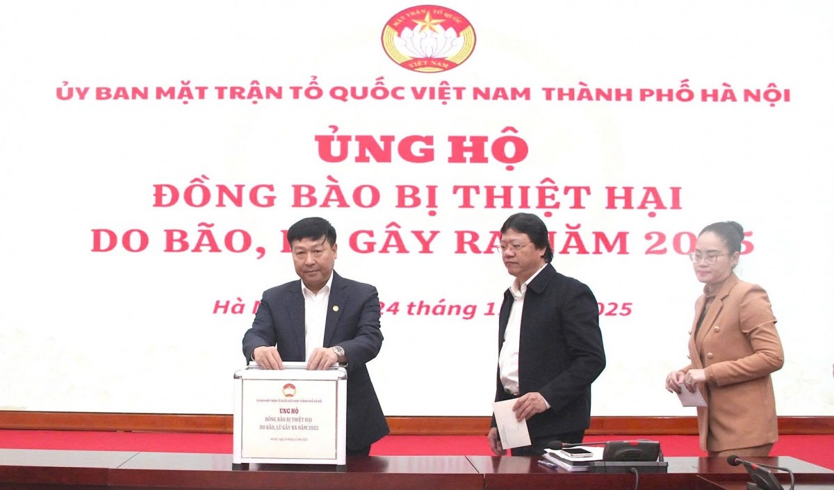 Cơ quan Ủy ban MTTQ Việt Nam thành phố Hà Nội ủng hộ đồng bào bị thiệt hại do bão, lũ