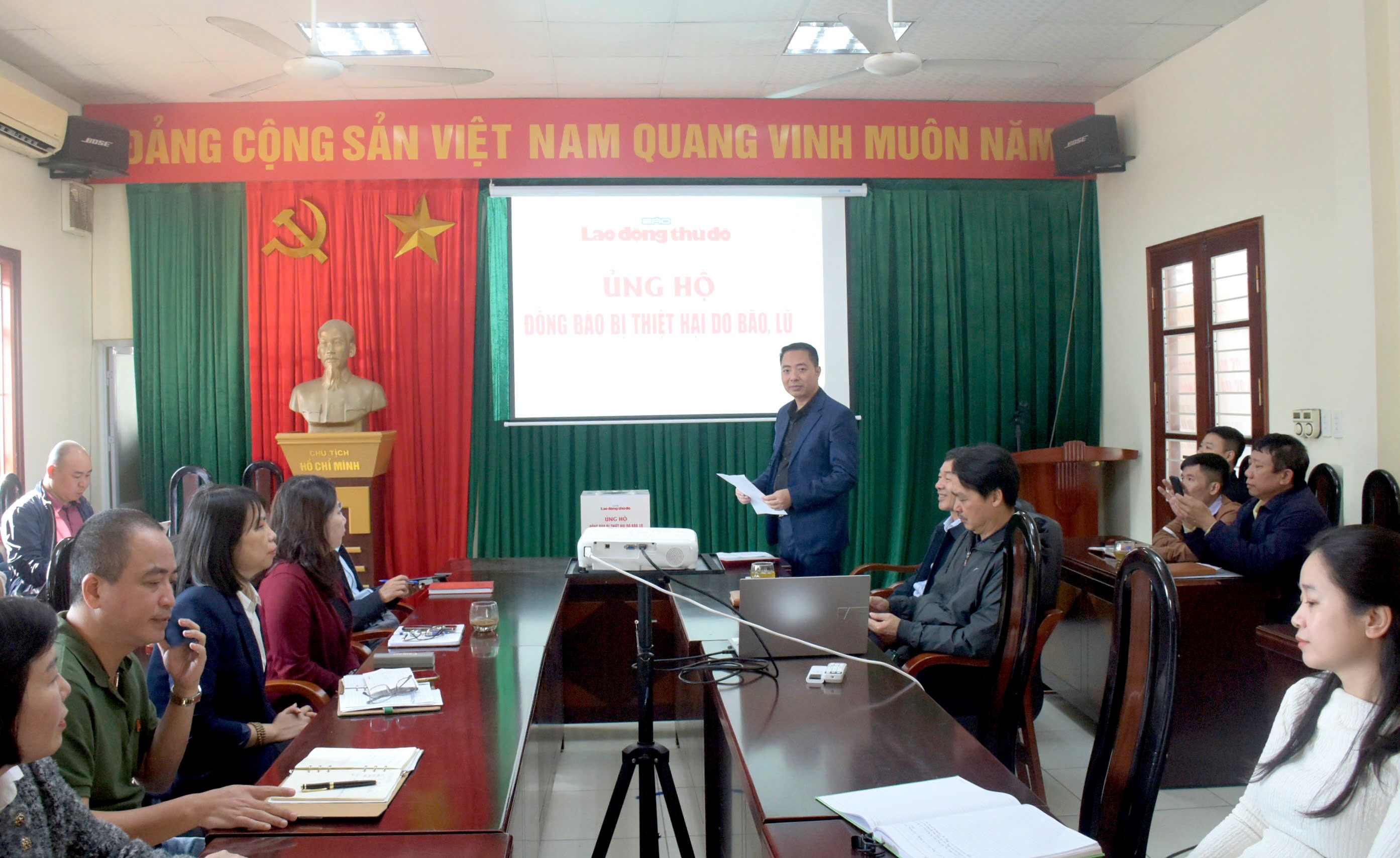 Báo Lao động Thủ đô ủng hộ đồng bào bị thiệt hại bởi bão, lũ Báo Lao động Thủ đô ủng hộ đồng bào bị thiệt hại bởi bão, lũ