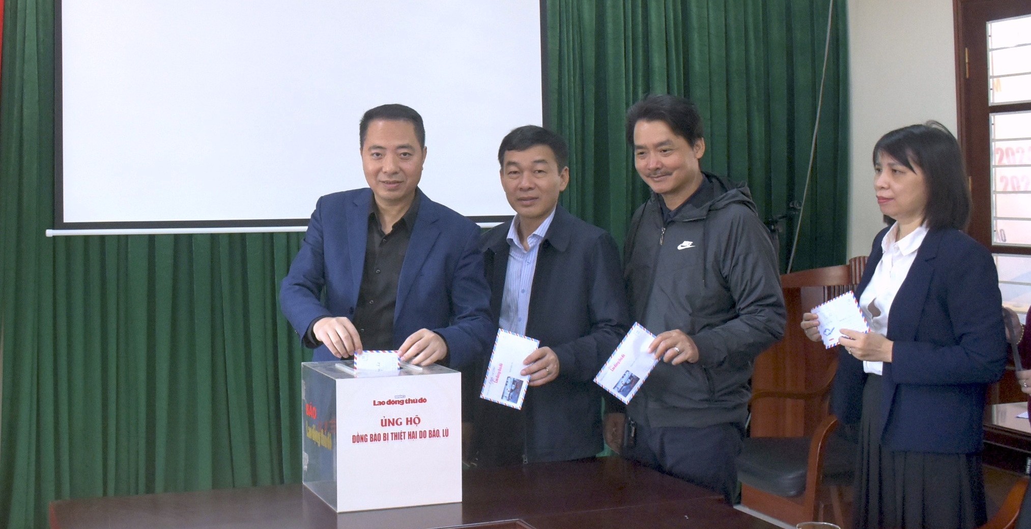 Báo Lao động Thủ đô ủng hộ đồng bào bị thiệt hại bởi bão, lũ