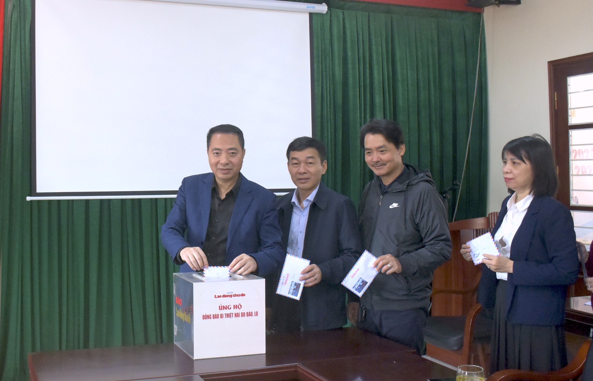 Báo Lao động Thủ đô ủng hộ đồng bào bị thiệt hại bởi bão, lũ Báo Lao động Thủ đô ủng hộ đồng bào bị thiệt hại bởi bão, lũ