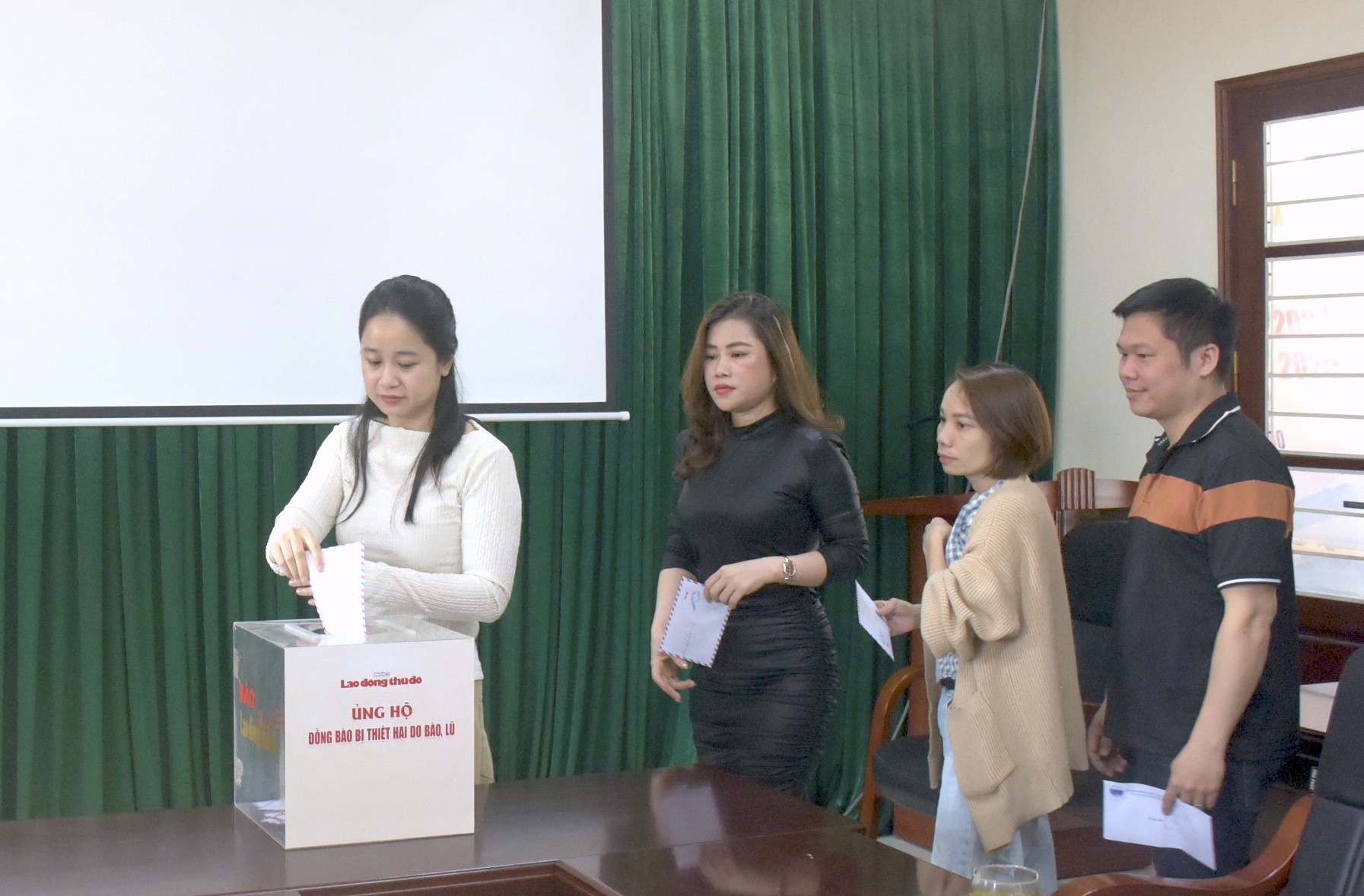 Báo Lao động Thủ đô ủng hộ đồng bào bị thiệt hại bởi bão, lũ Báo Lao động Thủ đô ủng hộ đồng bào bị thiệt hại bởi bão, lũ