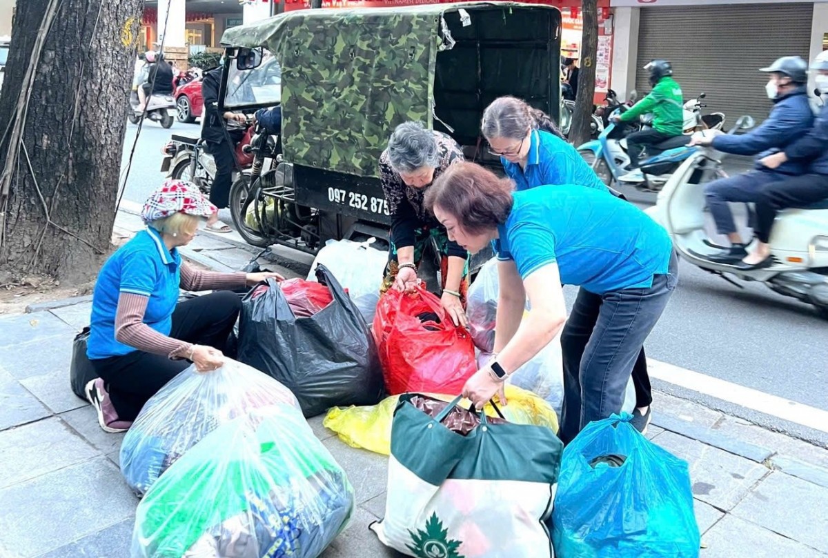 Phụ nữ Thủ đô “tiếp sức” cho đồng bào vượt qua mưa, lũ Phụ nữ Thủ đô “tiếp sức” cho đồng bào vượt qua mưa, lũ