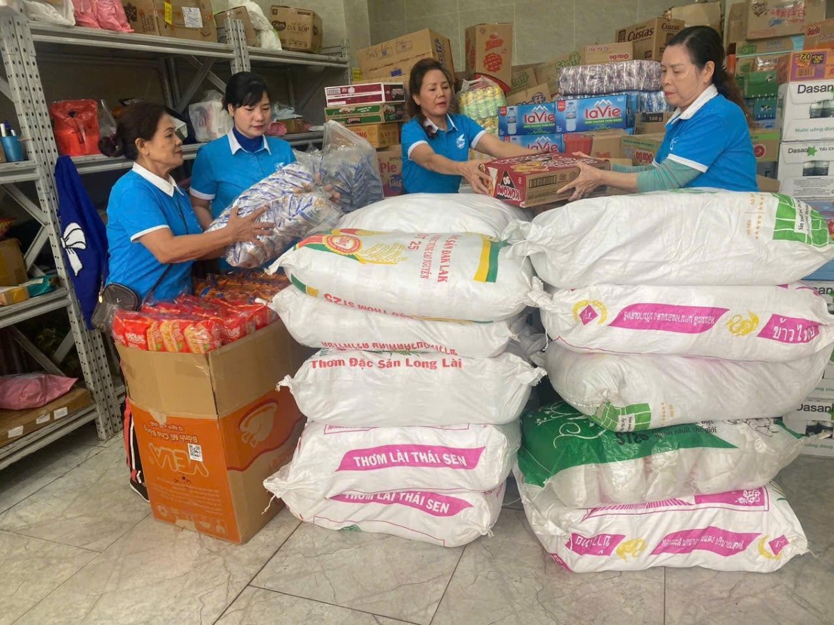 Phụ nữ Thủ đô “tiếp sức” cho đồng bào vượt qua mưa, lũ Phụ nữ Thủ đô “tiếp sức” cho đồng bào vượt qua mưa, lũ