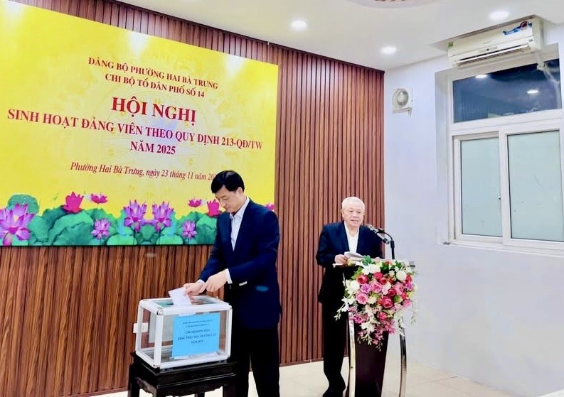 Tổ dân phố số 14 phường Hai Bà Trưng sinh hoạt đảng viên 2 chiều và ủng hộ đồng bào vùng lũ Tổ dân phố số 14 phường Hai Bà Trưng sinh hoạt đảng viên 2 chiều và ủng hộ đồng bào vùng lũ