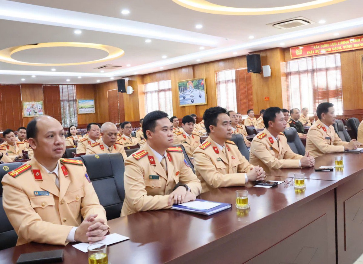 Phòng Cảnh sát giao thông Hà Nội chung tay sẻ chia, tiếp sức đồng bào vùng lũ Phòng Cảnh sát giao thông Hà Nội sẻ chia cùng đồng bào vùng lũ