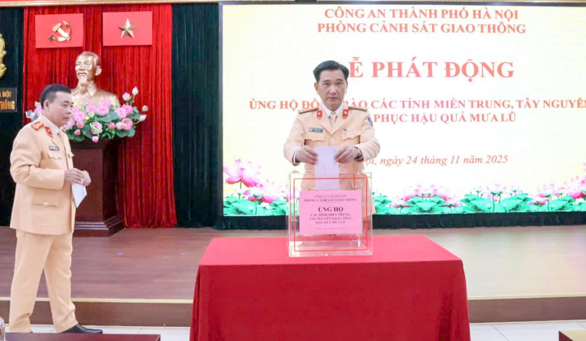Phòng Cảnh sát giao thông Hà Nội chung tay sẻ chia, tiếp sức đồng bào vùng lũ Phòng Cảnh sát giao thông Hà Nội sẻ chia cùng đồng bào vùng lũ
