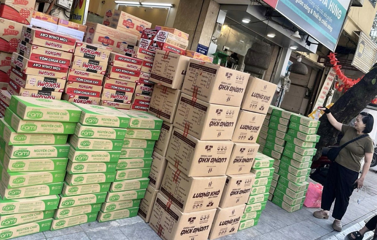 Phường Văn Miếu - Quốc Tử Giám tiếp nhận hàng cứu trợ đồng bào miền Trung bị ảnh hưởng mưa lũ Phường Văn Miếu - Quốc Tử Giám tiếp nhận hàng cứu trợ đồng bào miền Trung bị ảnh hưởng mưa lũ