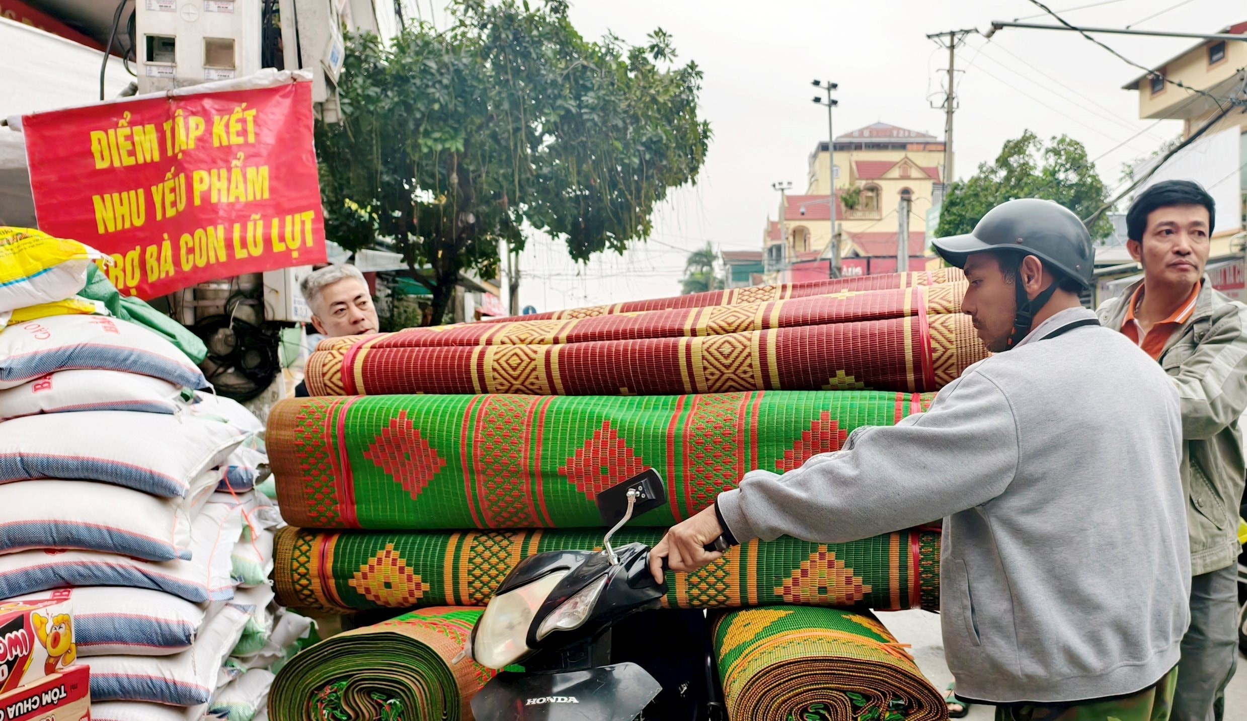 Người dân Nghệ An hướng về vùng lũ Người dân Nghệ An hướng về vùng lũ