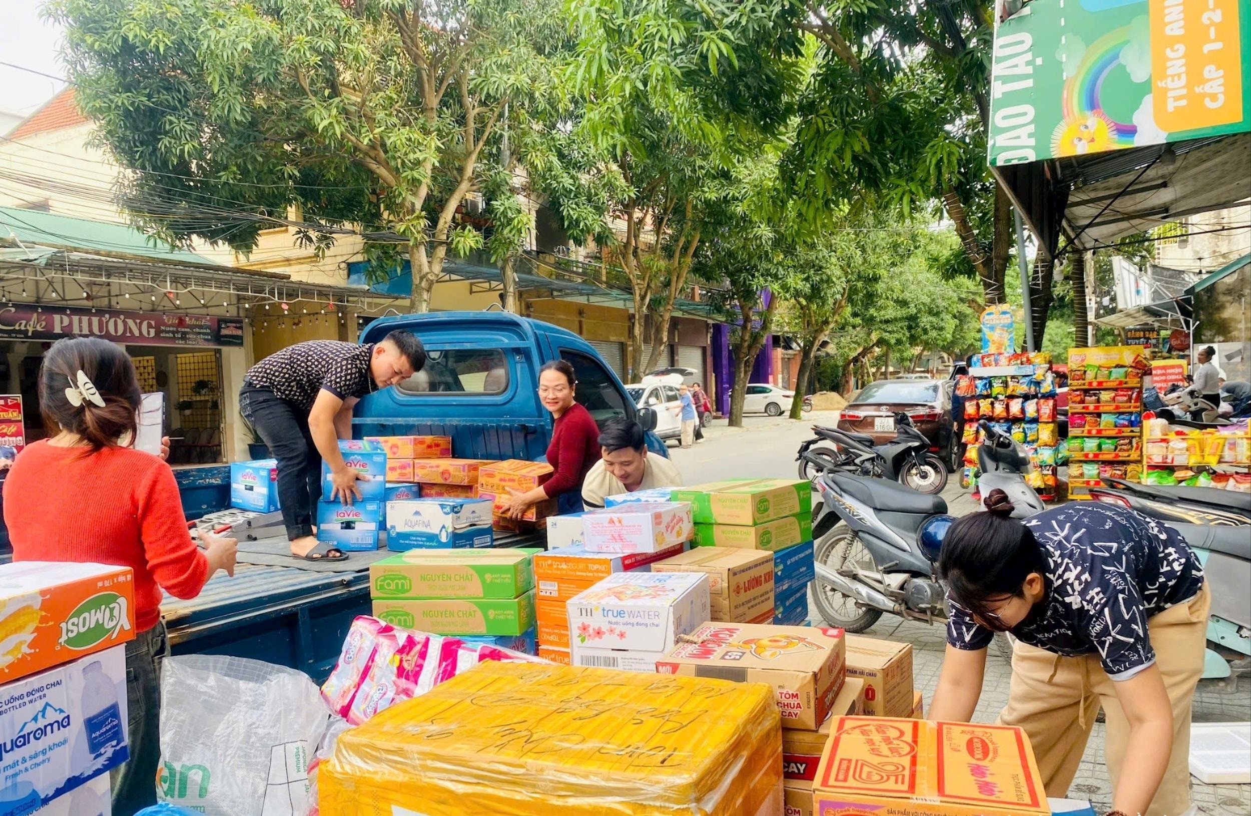 Người dân Nghệ An hướng về vùng lũ Người dân Nghệ An hướng về vùng lũ