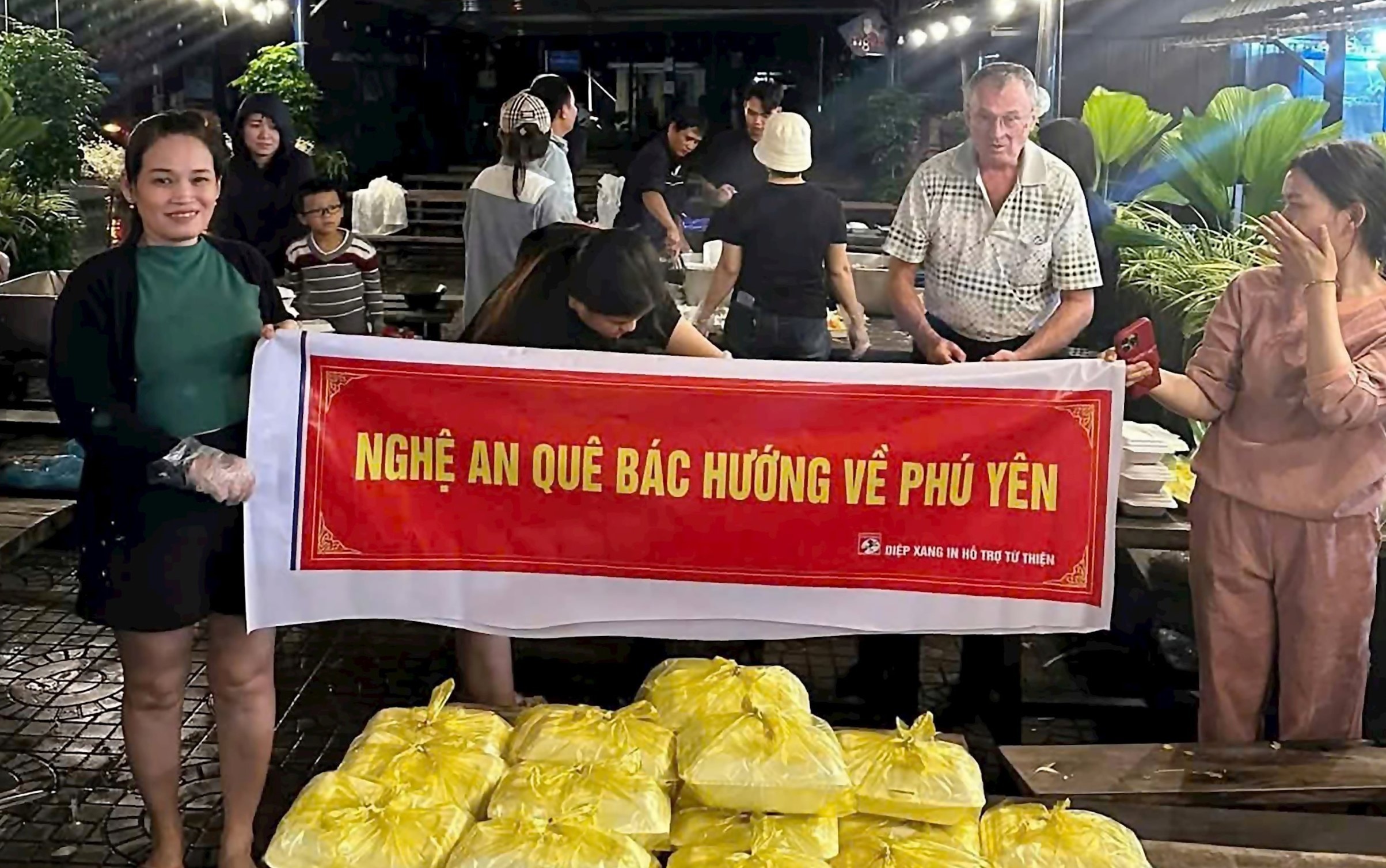 Người dân Nghệ An hướng về vùng lũ Người dân Nghệ An hướng về vùng lũ