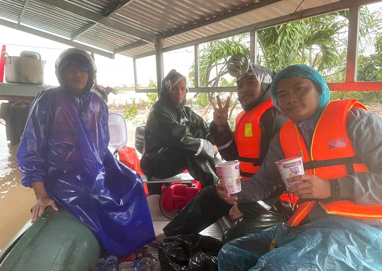 Người dân Nghệ An hướng về vùng lũ Người dân Nghệ An hướng về vùng lũ