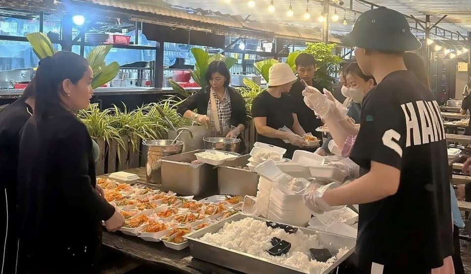 Người dân Nghệ An hướng về vùng lũ Người dân Nghệ An hướng về vùng lũ