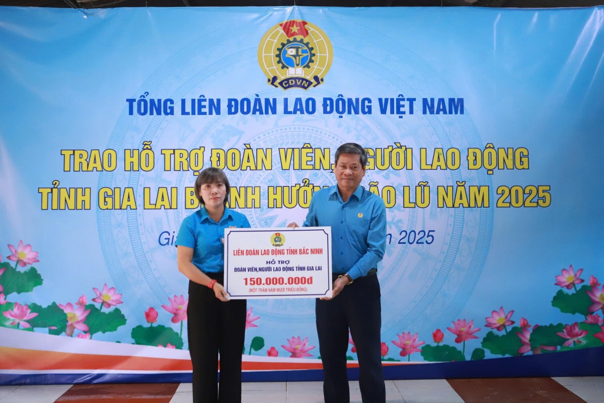 Công đoàn hỗ trợ khẩn cấp hơn 1,5 tỷ đồng giúp người lao động Gia Lai gượng dậy sau bão, lũ Công đoàn hỗ trợ khẩn cấp hơn 1,5 tỷ đồng giúp người lao động Gia Lai gượng dậy sau bão, lũ