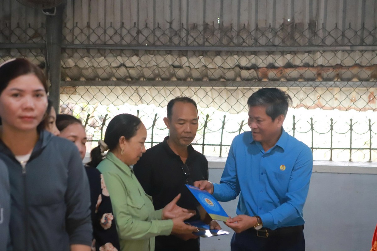 Công đoàn hỗ trợ khẩn cấp hơn 1,5 tỷ đồng giúp người lao động Gia Lai gượng dậy sau bão, lũ Công đoàn hỗ trợ khẩn cấp hơn 1,5 tỷ đồng giúp người lao động Gia Lai gượng dậy sau bão, lũ