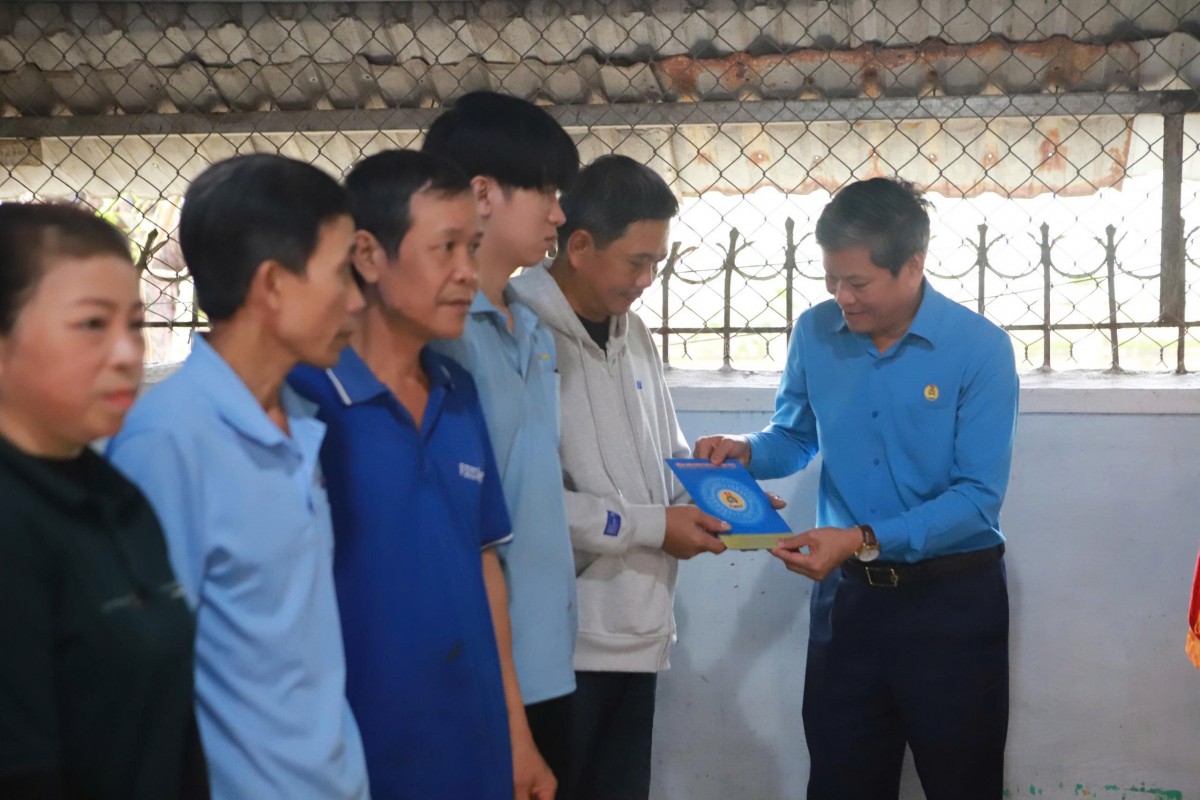 Công đoàn hỗ trợ khẩn cấp hơn 1,5 tỷ đồng giúp người lao động Gia Lai gượng dậy sau bão, lũ Công đoàn hỗ trợ khẩn cấp hơn 1,5 tỷ đồng giúp người lao động Gia Lai gượng dậy sau bão, lũ