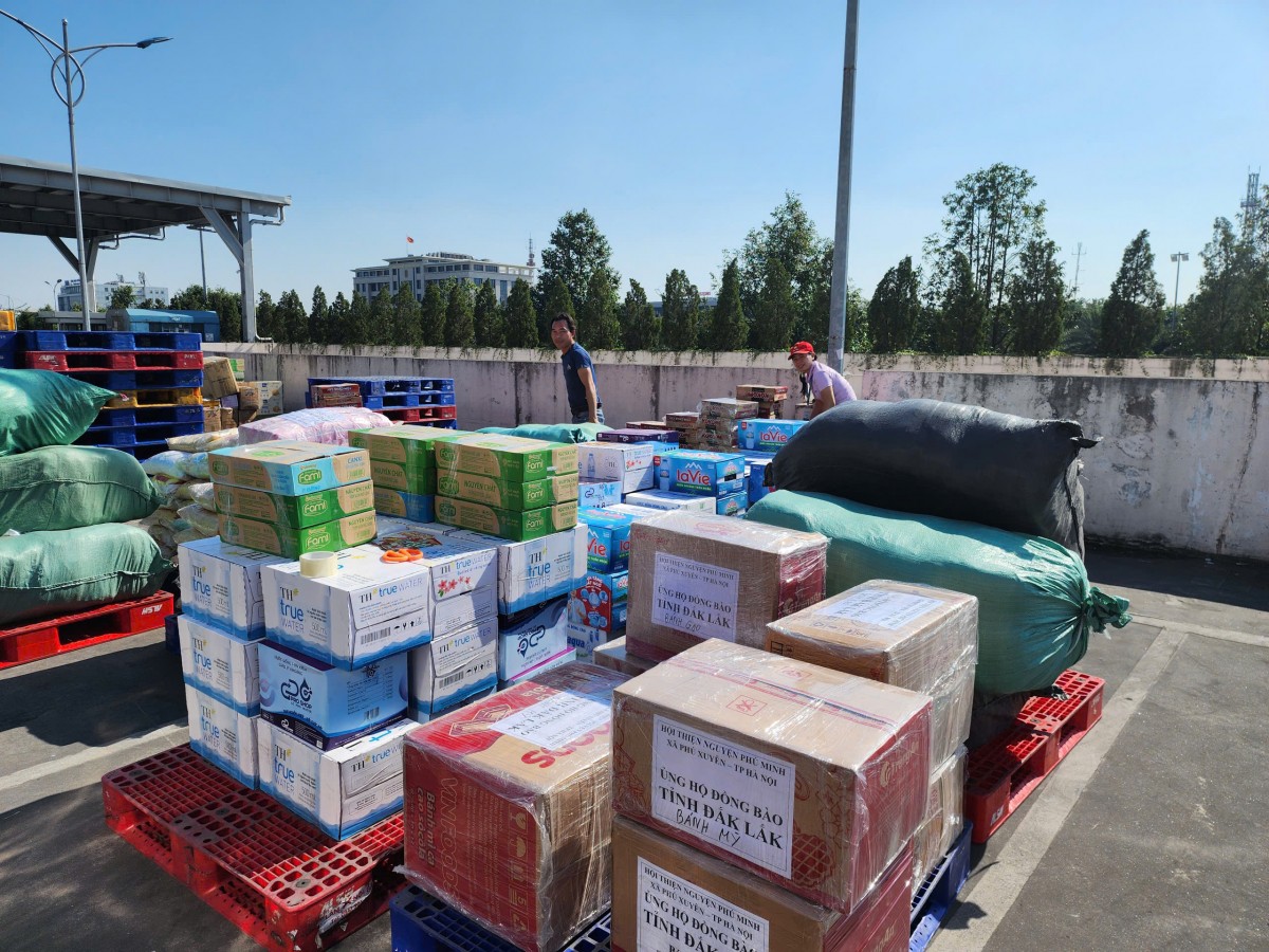 Tích cực vận động nhân dân ủng hộ đồng bào bị ảnh hưởng bởi bão lũ Tích cực vận động nhân dân ủng hộ đồng bào bị ảnh hưởng bởi bão lũ