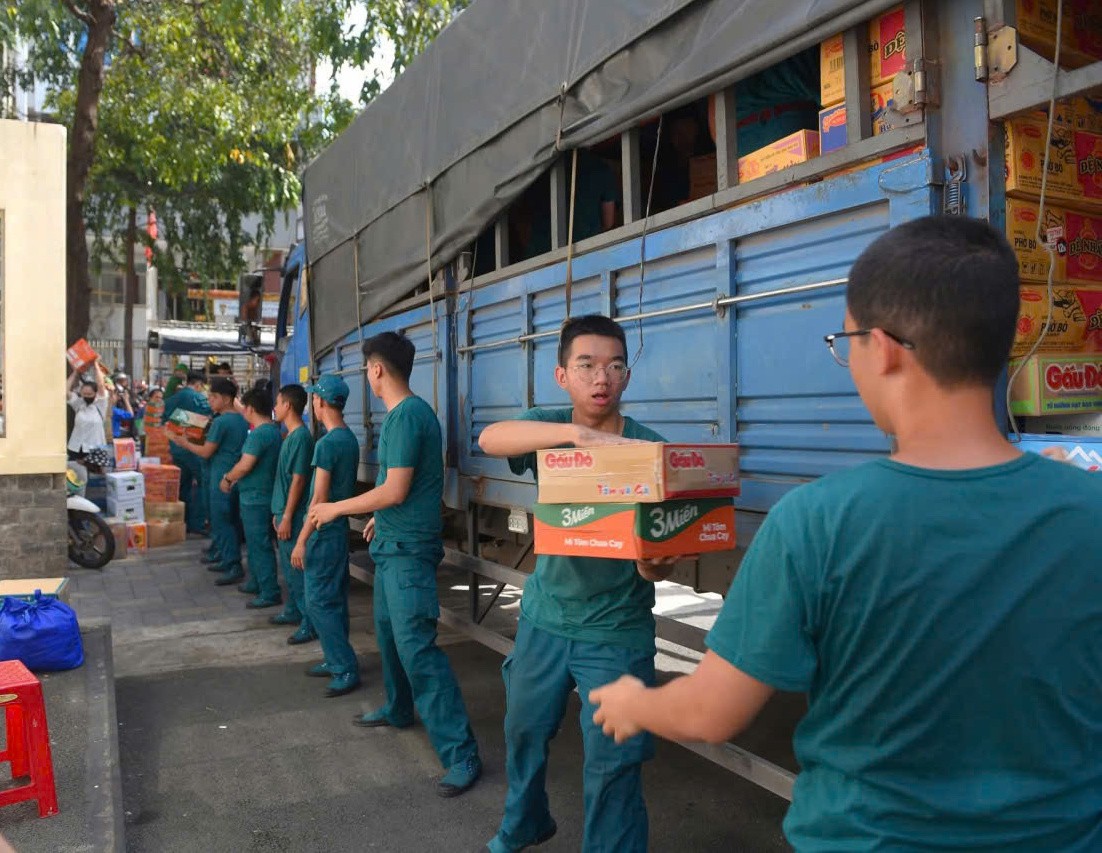 Tp.hcm Tiếp Nhận Gần 3.000 Tấn Hàng Hóa Cứu Trợ Các Tỉnh Miền Trung