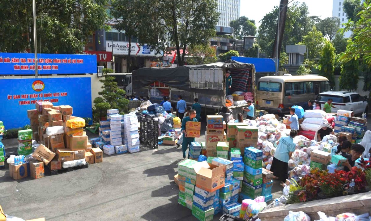 Tp.hcm Tiếp Nhận Gần 3.000 Tấn Hàng Hóa Cứu Trợ Các Tỉnh Miền Trung