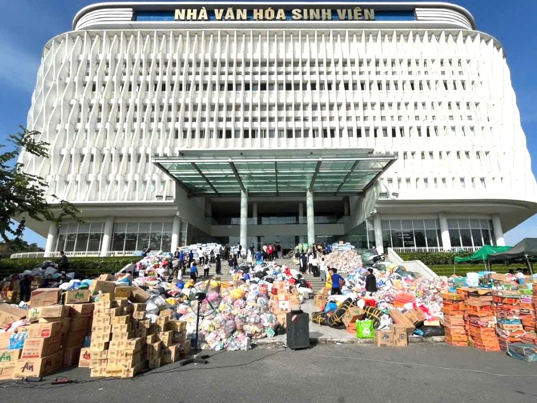 Tp.hcm Tiếp Nhận Gần 3.000 Tấn Hàng Hóa Cứu Trợ Các Tỉnh Miền Trung