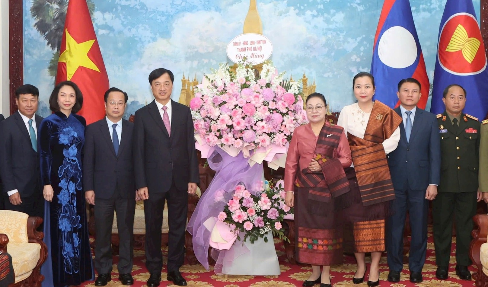 Đoàn Đại biểu thành phố Hà Nội chúc mừng nhân dịp kỷ niệm 50 năm Quốc khánh nước Cộng hòa Dân chủ nhân dân Lào