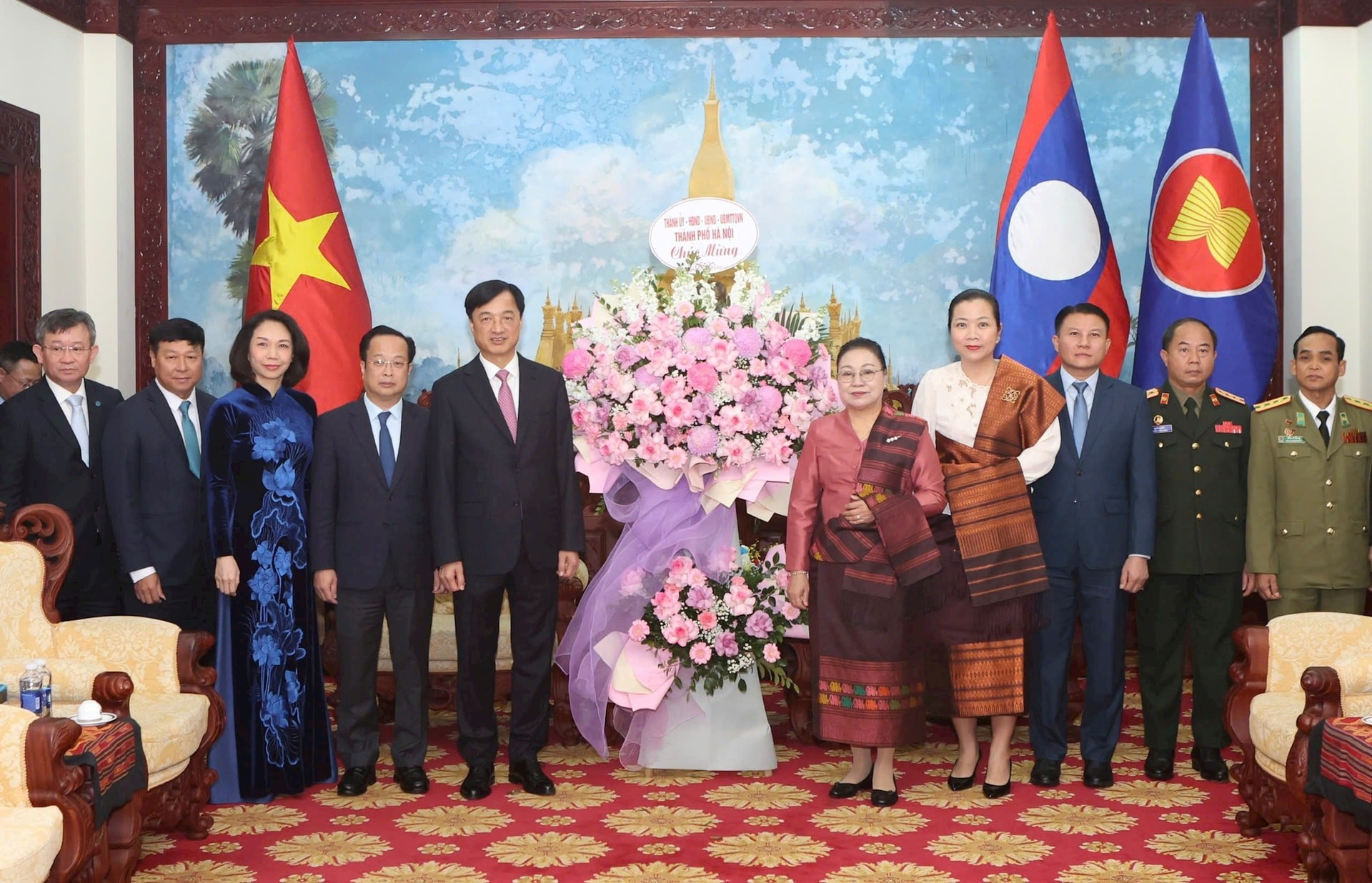 Đoàn Đại biểu thành phố Hà Nội chúc mừng nhân dịp kỷ niệm 50 năm Quốc khánh nước Cộng hòa Dân chủ nhân dân Lào Đoàn Đại biểu thành phố Hà Nội chúc mừng nhân dịp kỷ niệm 50 năm Quốc khánh nước Cộng hòa Dân chủ nhân dân Lào