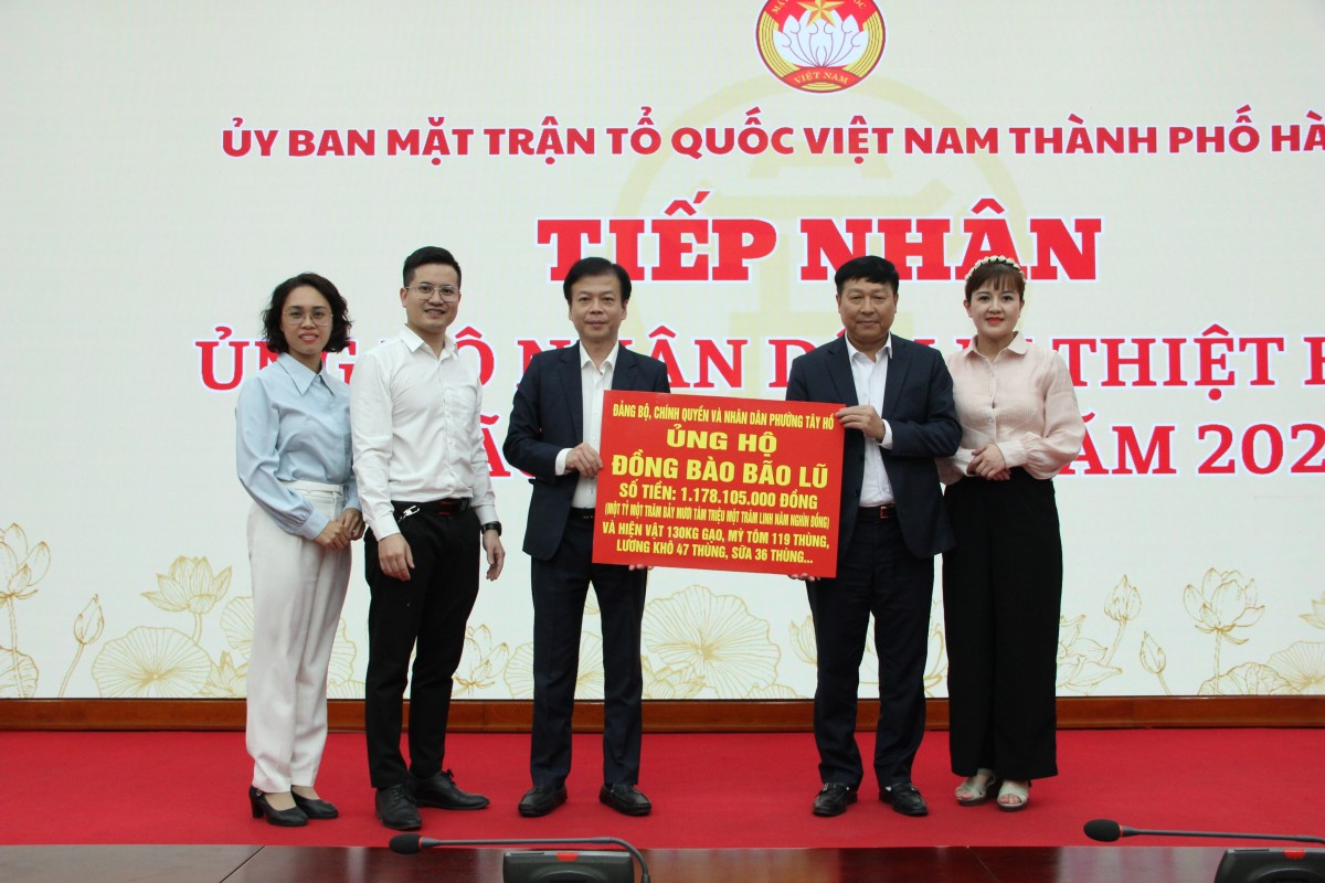 Tây Hồ: Trao hơn 1,1 tỷ đồng ủng hộ đồng bào vùng bị thiệt hại do mưa, lũ