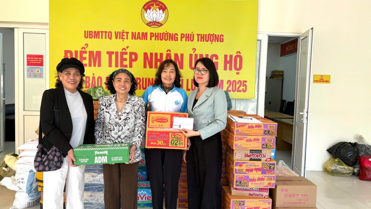 Phú Thượng ủng hộ đồng bào miền Trung, Tây Nguyên bị thiệt hại do mưa, lũ hơn 887 triệu đồng Phú Thượng ủng hộ đồng bào miền Trung, Tây Nguyên bị thiệt hại do mưa, lũ hơn 887 triệu đồng