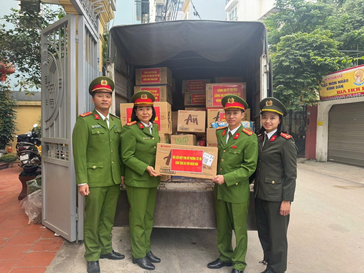 Tây Hồ: Trao hơn 1,1 tỷ đồng ủng hộ đồng bào vùng bị thiệt hại do mưa, lũ