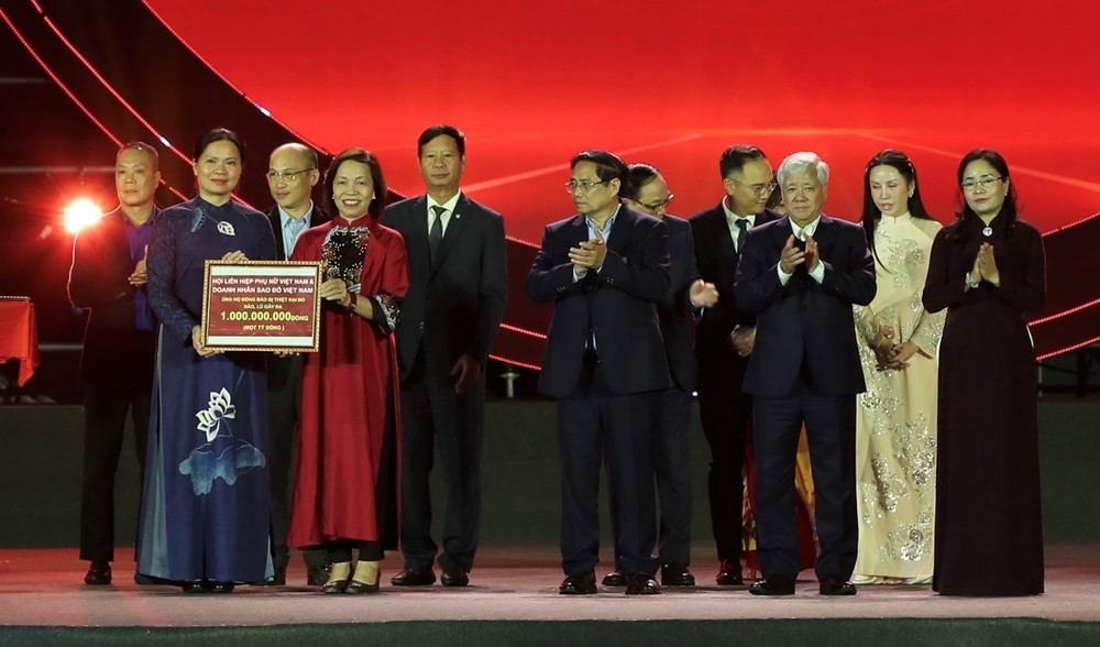 Đoàn kết một lòng - Hướng về miền Trung