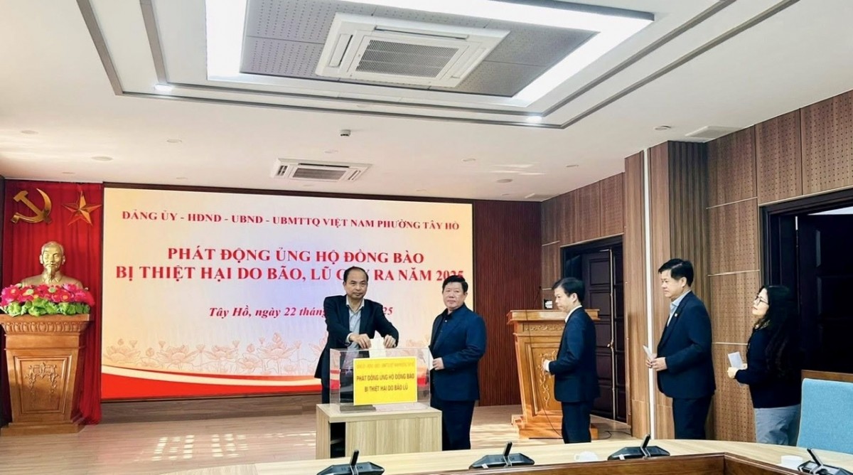 Tây Hồ: Trao hơn 1,1 tỷ đồng ủng hộ đồng bào vùng bị thiệt hại do mưa, lũ