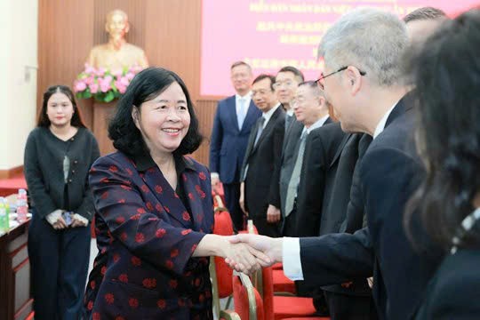 Đồng chí Bùi Thị Minh Hoài tiếp Đoàn đại biểu tham dự Diễn đàn nhân dân Việt - Trung lần thứ 13 Đồng chí Bùi Thị Minh Hoài tiếp Đoàn đại biểu tham dự Diễn đàn nhân dân Việt - Trung lần thứ 13