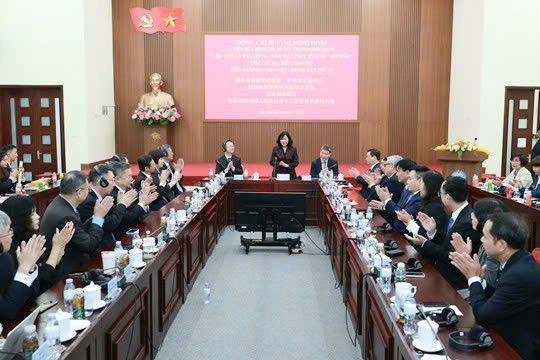 Đồng chí Bùi Thị Minh Hoài tiếp Đoàn đại biểu tham dự Diễn đàn nhân dân Việt - Trung lần thứ 13 Đồng chí Bùi Thị Minh Hoài tiếp Đoàn đại biểu tham dự Diễn đàn nhân dân Việt - Trung lần thứ 13