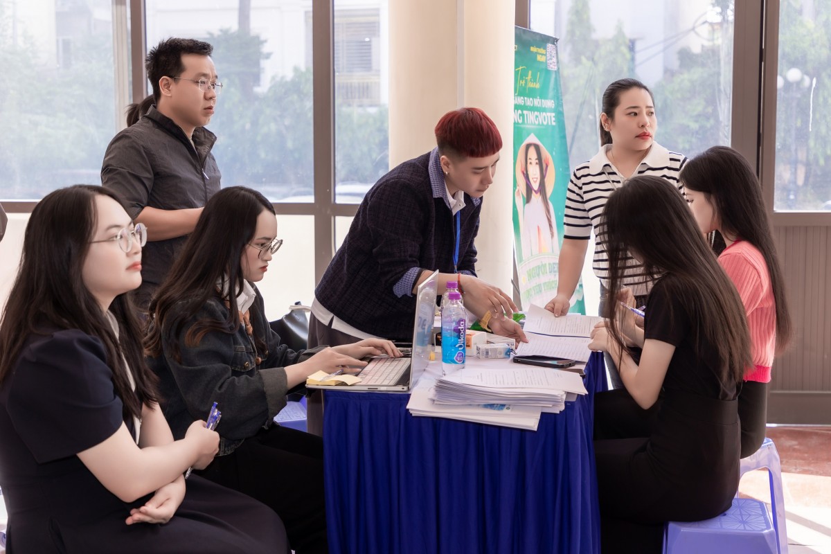 Hoa hậu Sinh viên Hoà bình Việt Nam hướng về miền Trung ruột thịt Hoa hậu Sinh viên Hoà bình Việt Nam hướng về miền Trung ruột thịt