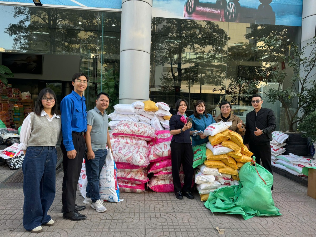 Ngày mai (26/11) 50 tấn hàng của người dân Thủ đô sẽ đến với đồng bào Gia Lai bị thiệt hại do mưa lũ Ngày mai (26/11) 50 tấn hàng của người dân Thủ đô sẽ đến với đồng bào Gia Lai bị thiệt hại do mưa lũ