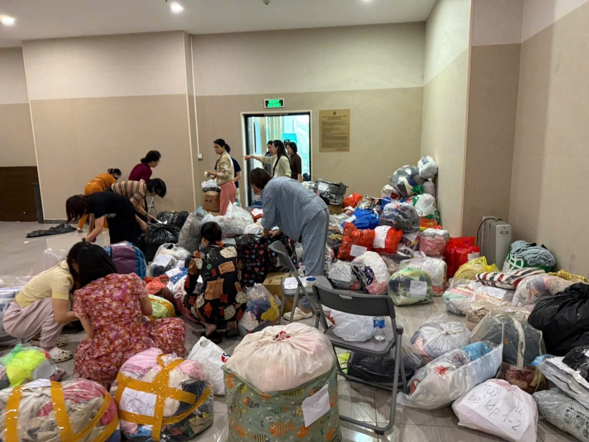 Nghĩa tình cư dân Cầu Giấy gửi tới đồng bào vùng lũ Nghĩa tình cư dân Cầu Giấy gửi tới đồng bào vùng lũ