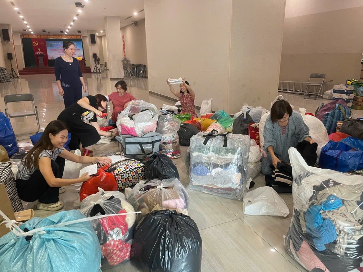 Nghĩa tình cư dân Cầu Giấy gửi tới đồng bào vùng lũ Nghĩa tình cư dân Cầu Giấy gửi tới đồng bào vùng lũ