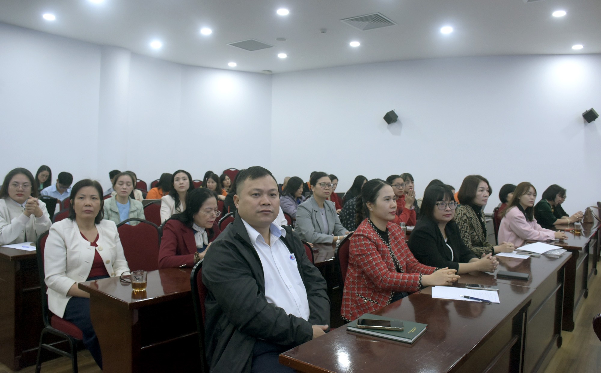 TRỰC TUYẾN HÌNH ẢNH: Đối thoại chính sách mới về pháp luật lao động, bảo hiểm xã hội và hoạt động Công đoàn TRỰC TUYẾN HÌNH ẢNH: Đối thoại chính sách mới về pháp luật lao động, bảo hiểm xã hội và hoạt động Công đoàn