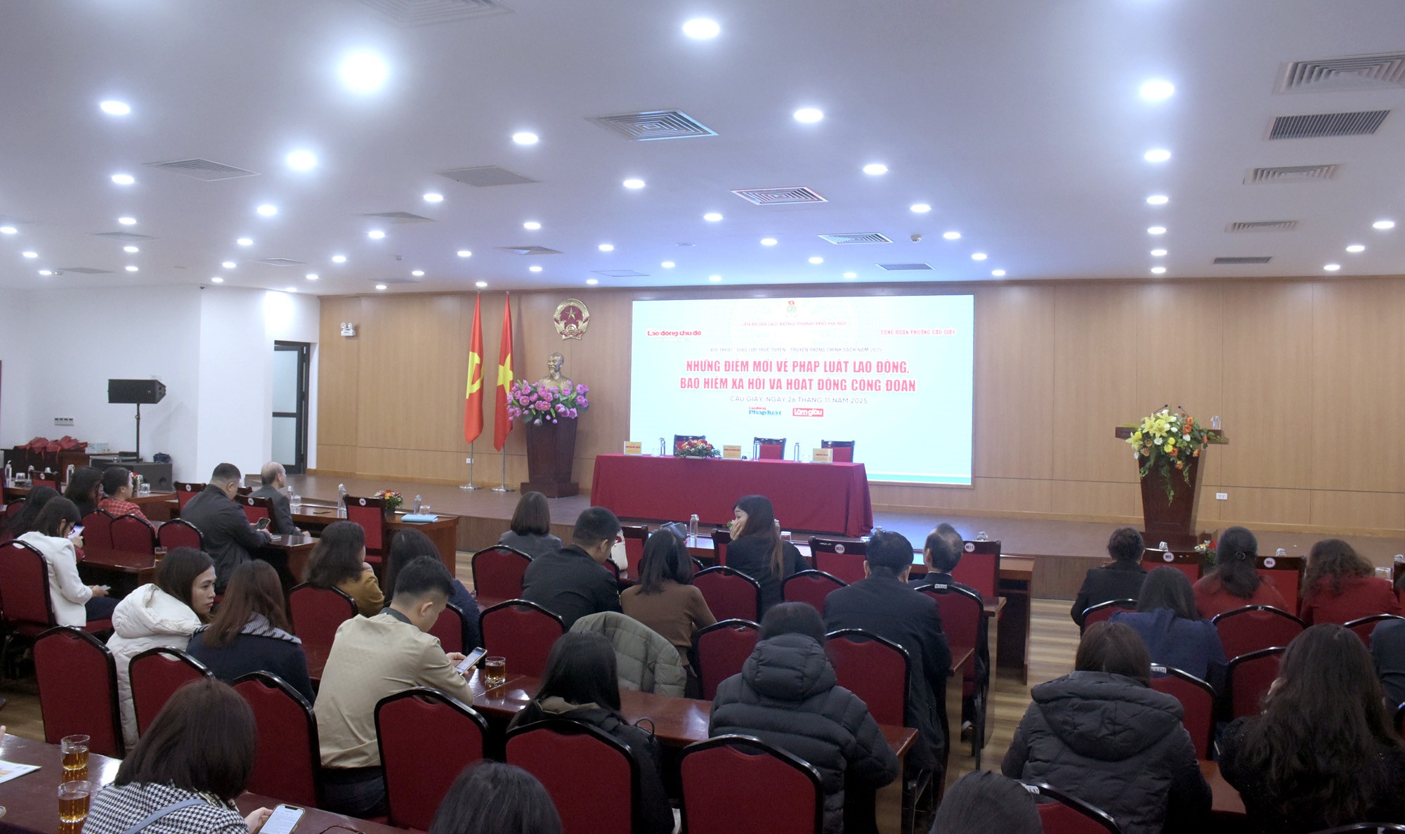 TRỰC TUYẾN HÌNH ẢNH: Đối thoại chính sách mới về pháp luật lao động, bảo hiểm xã hội và hoạt động Công đoàn TRỰC TUYẾN HÌNH ẢNH: Đối thoại chính sách mới về pháp luật lao động, bảo hiểm xã hội và hoạt động Công đoàn