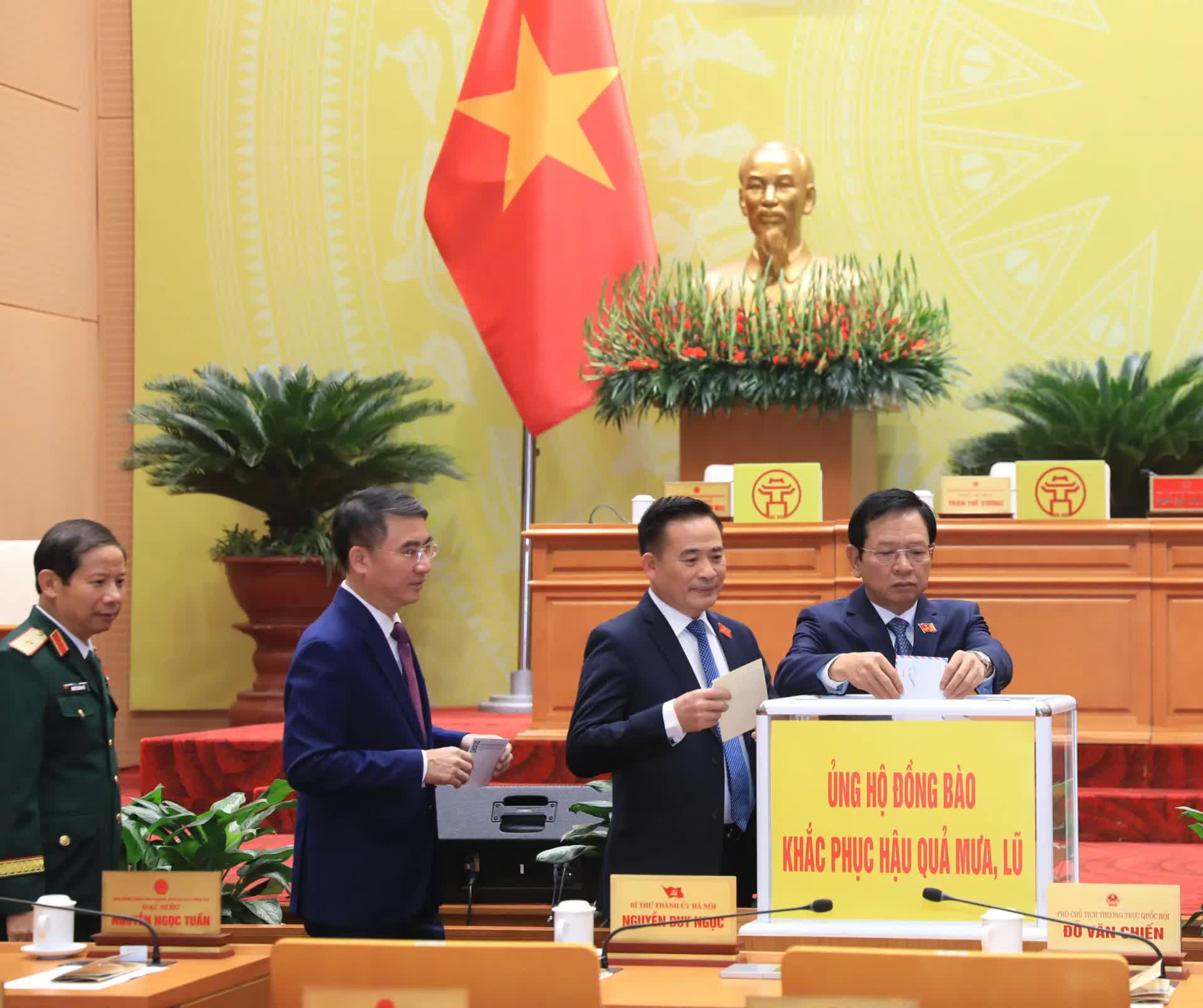 HĐND thành phố Hà Nội quyên góp ủng hộ đồng bào miền Trung, Tây Nguyên khắc phục hậu quả mưa lũ HĐND thành phố Hà Nội quyên góp ủng hộ đồng bào miền Trung, Tây Nguyên khắc phục hậu quả mưa lũ