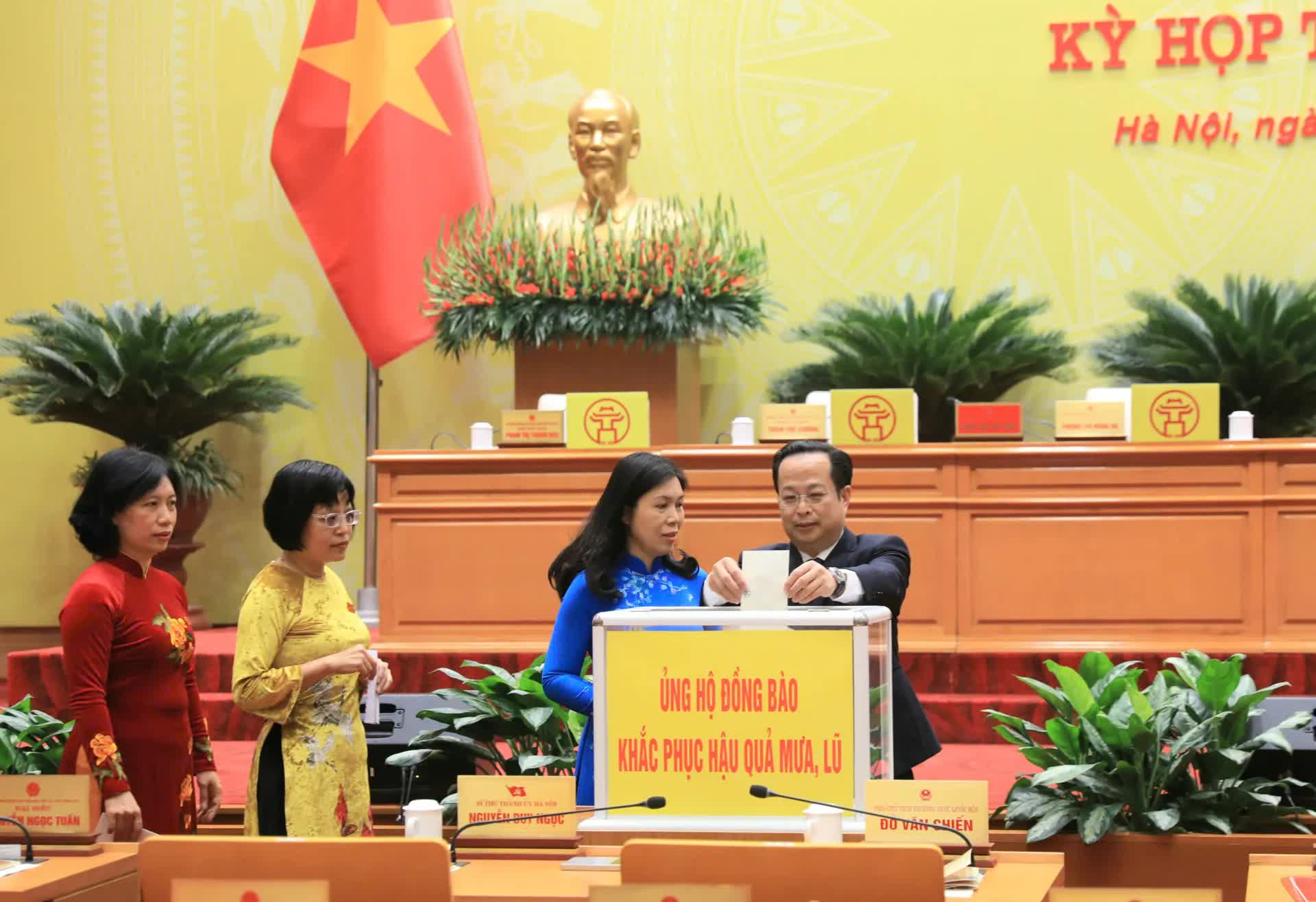 HĐND thành phố Hà Nội quyên góp ủng hộ đồng bào miền Trung, Tây Nguyên khắc phục hậu quả mưa lũ HĐND thành phố Hà Nội quyên góp ủng hộ đồng bào miền Trung, Tây Nguyên khắc phục hậu quả mưa lũ