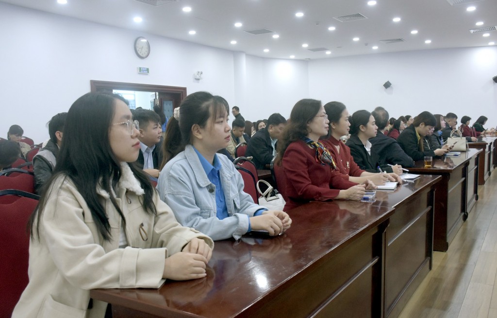 TRỰC TUYẾN HÌNH ẢNH: Đối thoại chính sách mới về pháp luật lao động, bảo hiểm xã hội và hoạt động Công đoàn TRỰC TUYẾN HÌNH ẢNH: Đối thoại chính sách mới về pháp luật lao động, bảo hiểm xã hội và hoạt động Công đoàn