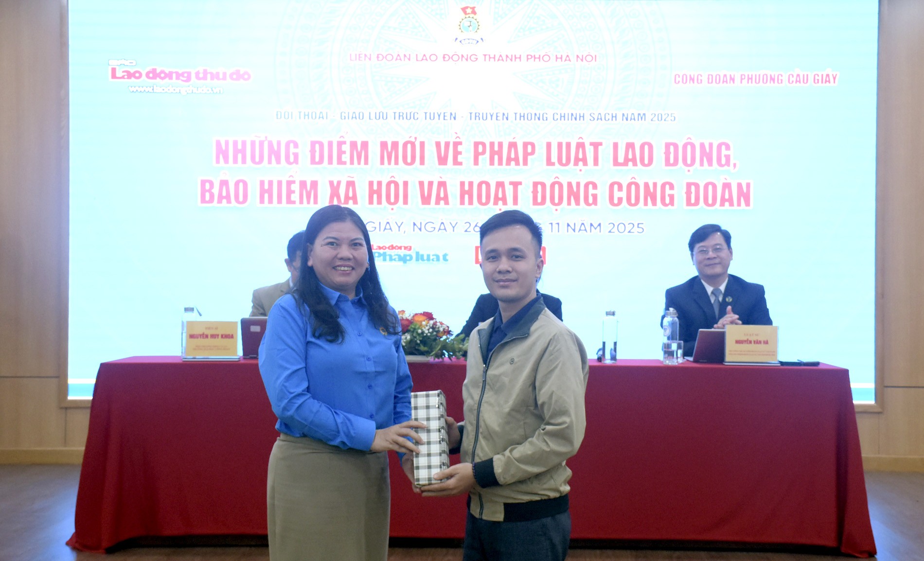 TRỰC TUYẾN HÌNH ẢNH: Đối thoại chính sách mới về pháp luật lao động, bảo hiểm xã hội và hoạt động Công đoàn TRỰC TUYẾN HÌNH ẢNH: Đối thoại chính sách mới về pháp luật lao động, bảo hiểm xã hội và hoạt động Công đoàn