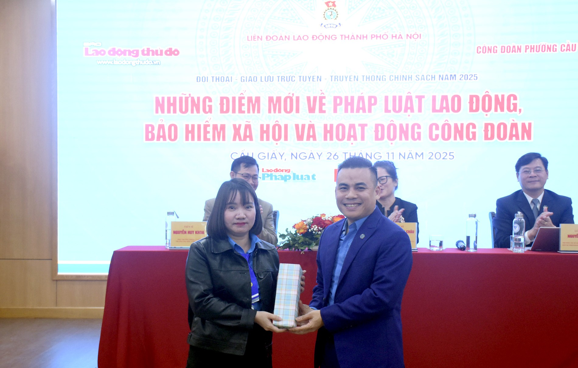 TRỰC TUYẾN HÌNH ẢNH: Đối thoại chính sách mới về pháp luật lao động, bảo hiểm xã hội và hoạt động Công đoàn TRỰC TUYẾN HÌNH ẢNH: Đối thoại chính sách mới về pháp luật lao động, bảo hiểm xã hội và hoạt động Công đoàn