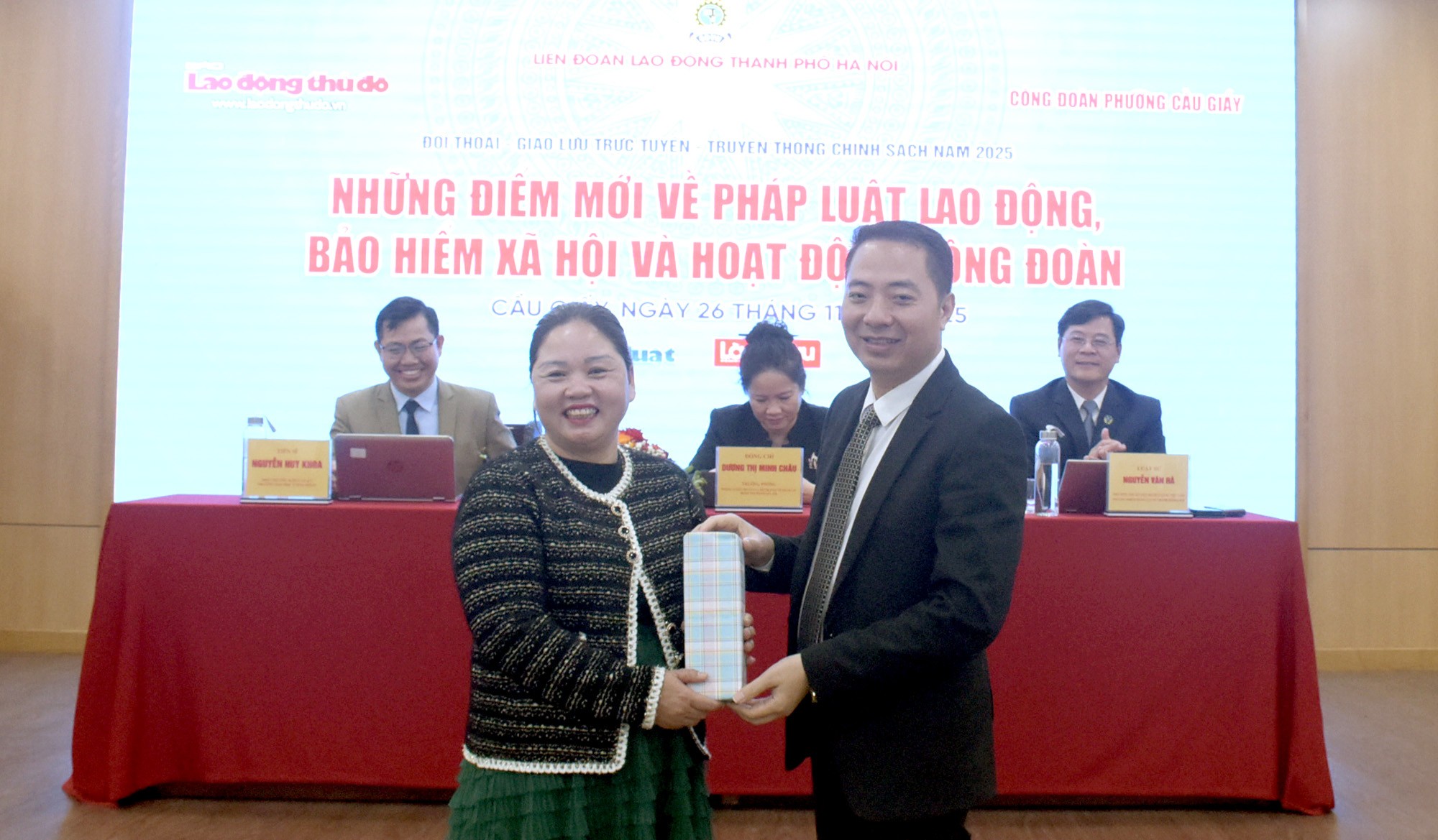 TRỰC TUYẾN HÌNH ẢNH: Đối thoại chính sách mới về pháp luật lao động, bảo hiểm xã hội và hoạt động Công đoàn TRỰC TUYẾN HÌNH ẢNH: Đối thoại chính sách mới về pháp luật lao động, bảo hiểm xã hội và hoạt động Công đoàn