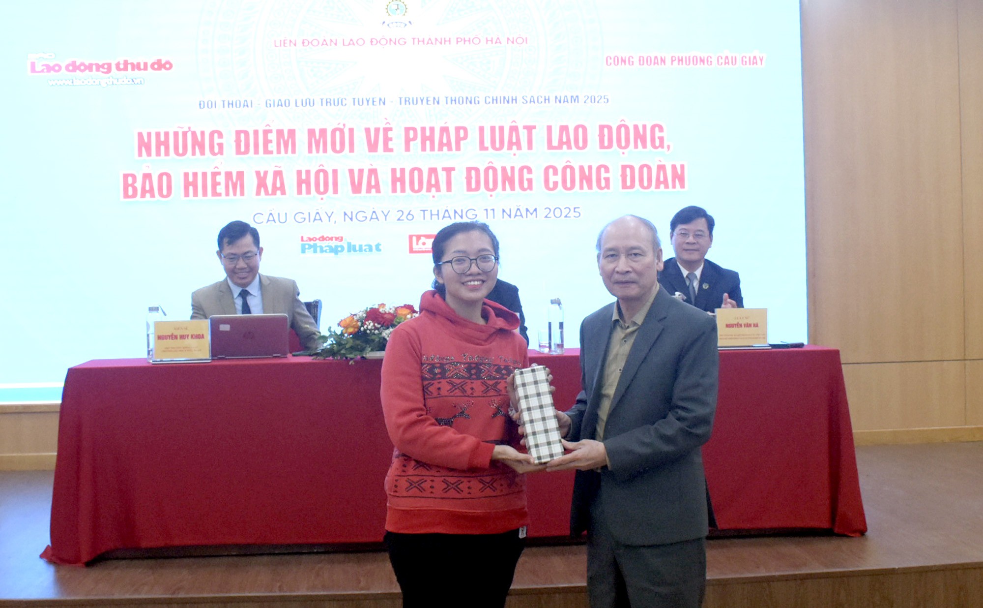 TRỰC TUYẾN HÌNH ẢNH: Đối thoại chính sách mới về pháp luật lao động, bảo hiểm xã hội và hoạt động Công đoàn TRỰC TUYẾN HÌNH ẢNH: Đối thoại chính sách mới về pháp luật lao động, bảo hiểm xã hội và hoạt động Công đoàn