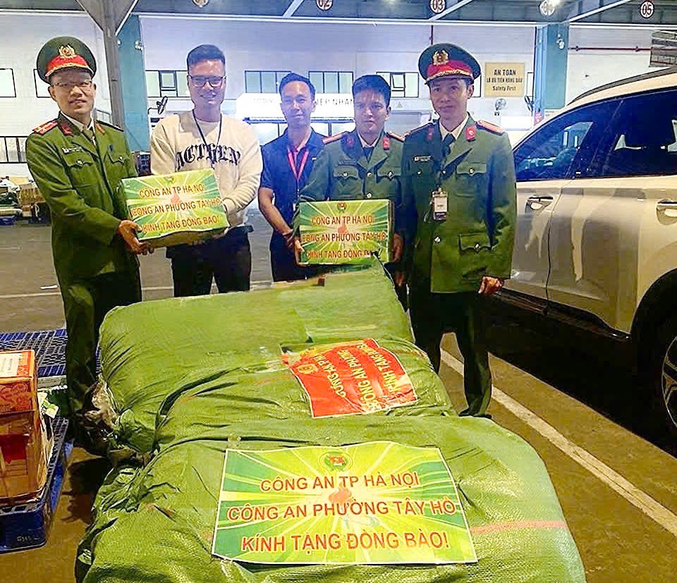 Công an Hà Nội: Hàng nghìn ngày lương và nhu yếu phẩm hướng về đồng bào vùng lũ Công an Hà Nội: Hàng nghìn ngày lương và nhu yếu phẩm hướng về đồng bào vùng lũ