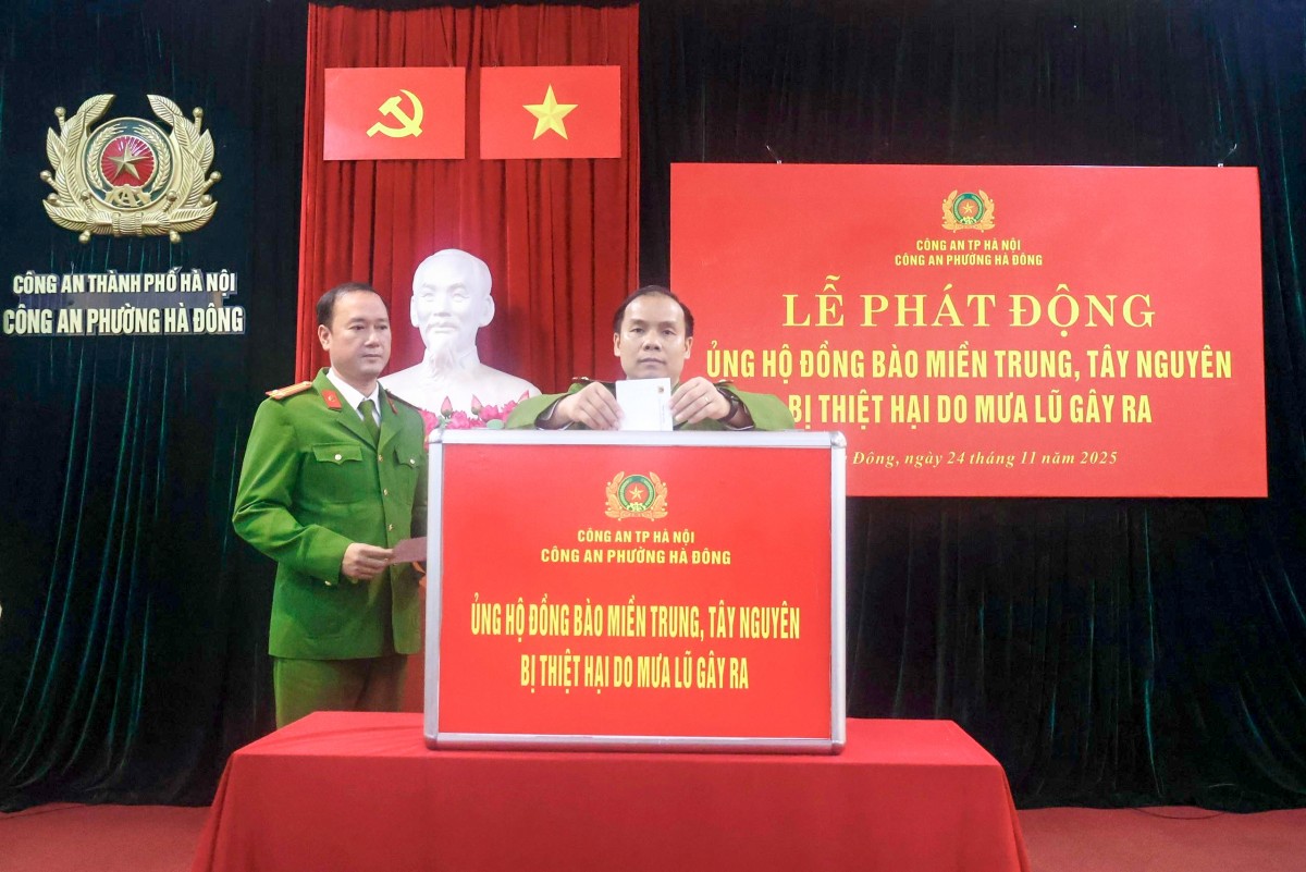 Công an Hà Nội: Hàng nghìn ngày lương và nhu yếu phẩm hướng về đồng bào vùng lũ Công an Hà Nội: Hàng nghìn ngày lương và nhu yếu phẩm hướng về đồng bào vùng lũ