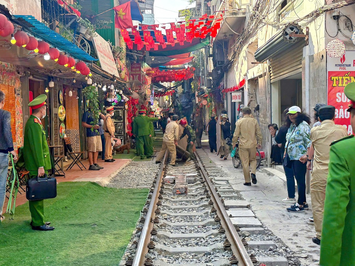 Tăng cường xử lý hành vi lấn chiếm hành lang an toàn đường sắt tại khu vực